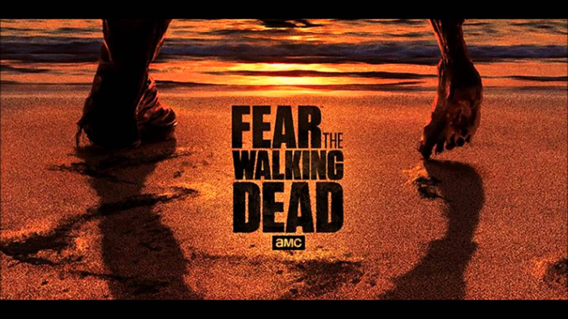 兩個人站在日落時分的海灘上，顯示標題《Fear the Walking Dead》。 — 行屍走肉 GIF 壁紙