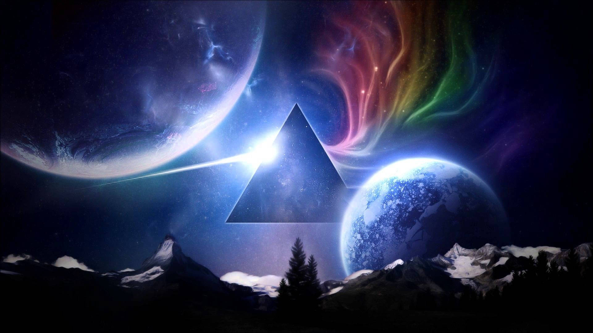 行星與彩虹棱鏡 壁紙 — 一座發光的金字塔在宇宙星雲下，懸浮於兩個行星之間，位於積雪的山峰之上。