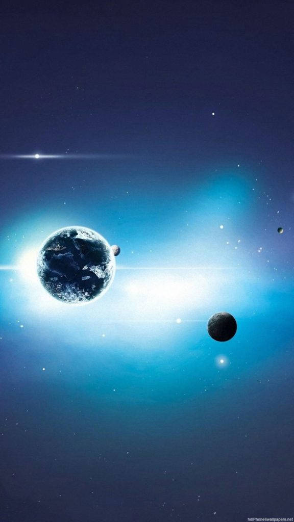 地球和兩顆行星在繁星點點的藍色虛空中環繞一顆明亮的恆星運行。