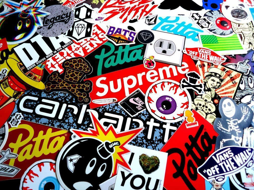 牆壁被重疊的品牌貼紙覆蓋，包括 Supreme 和 Vans。