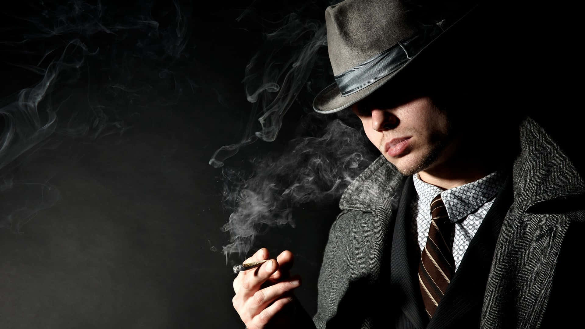 戴著軟呢帽和風衣的男人抽煙，煙霧在他周圍繚繞。