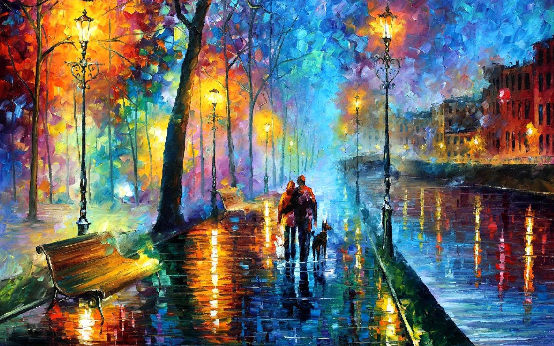 夜晚，夫婦和狗在雨中人行道上走在路燈下。