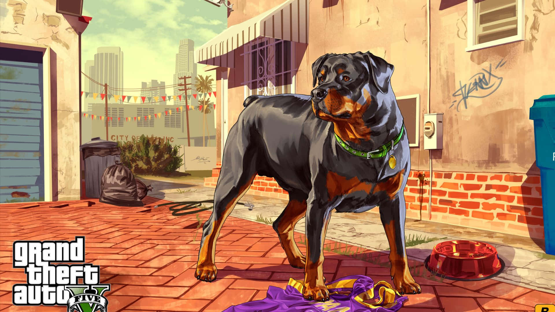 街頭的羅威納犬與垃圾 壁紙 — 一隻羅威納犬在《俠盜獵車手V》的 gritty 城市環境中，警覺地站在陽光普照的磚砌小巷裡。
