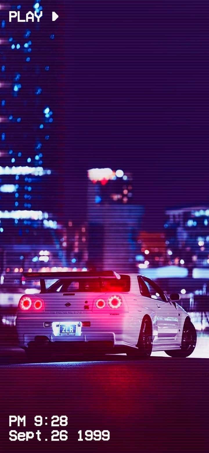 白色跑車在霓虹燈照亮的夜晚城市中飄移，紅色尾燈發光。