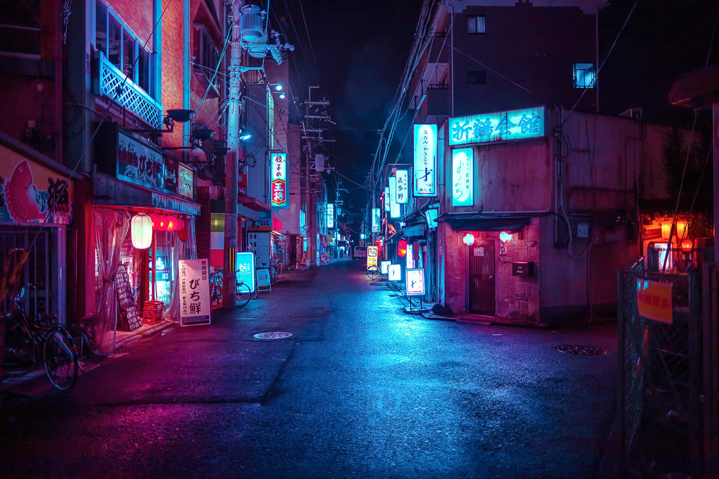 霓虹招牌在狹窄的日本城市小巷中，夜晚在濕漉漉的路面上閃耀。