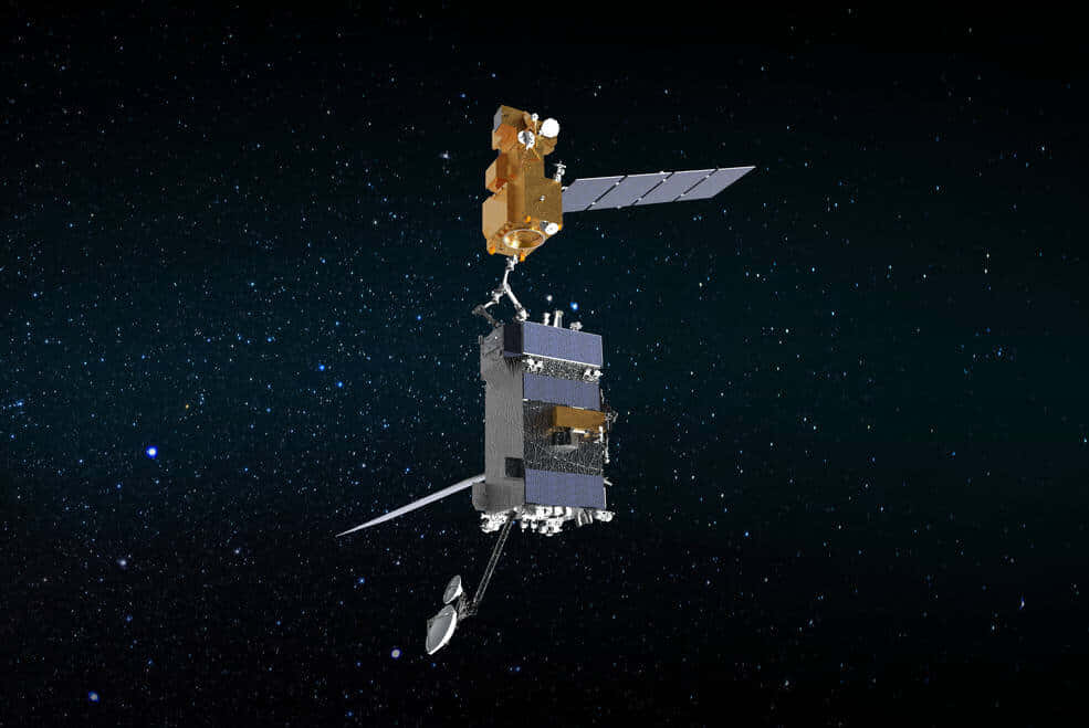 衛星拍攝的浩瀚宇宙全景 壁紙 — 一個帶有太陽能板的詳細衛星，在深空中漂浮在星光燦爛的宇宙背景下。