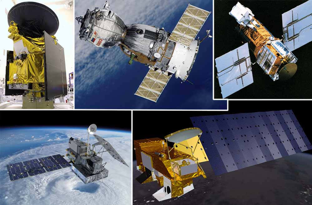 衛星環繞地球的視角 壁紙 — 五個不同衛星的拼貼畫，包括在地球和太空中展開太陽能板的各種狀態。