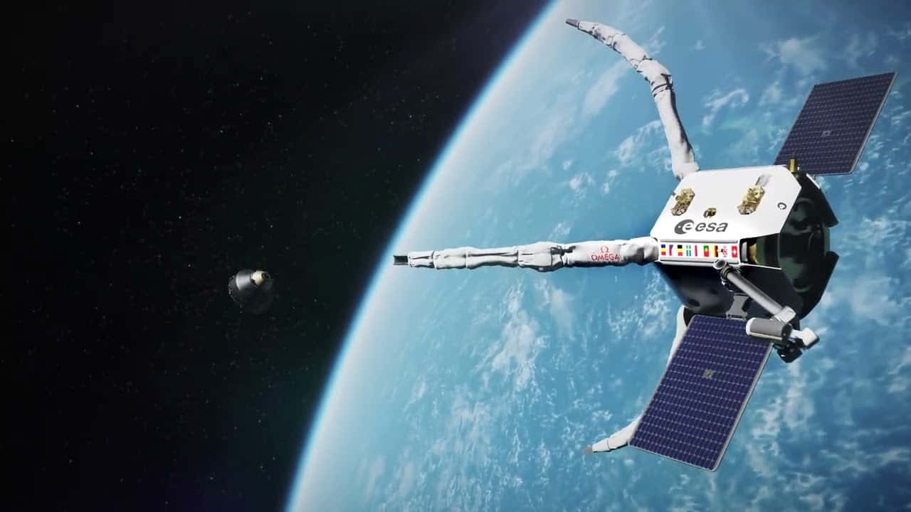 衛星環繞地球的視角 壁紙 — 一個詳細的衛星帶有太陽能板，在繁星點點的黑色天空中繞地球運行，展示藍色海洋和白色雲層。