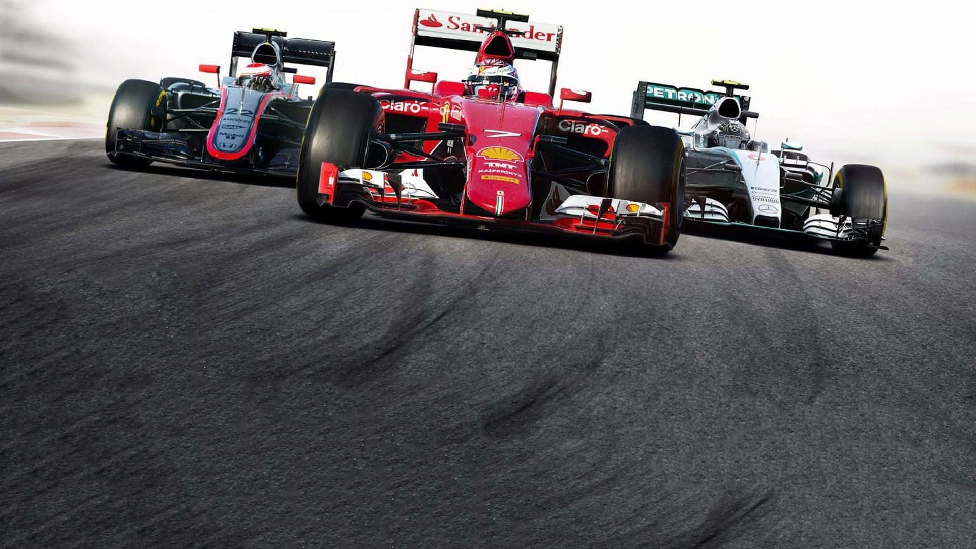衝向冠軍——F1 2016 壁紙 — 三輛一級方程式賽車在潮濕的瀝青賽道上並排呼嘯，進行高速近距離較量。