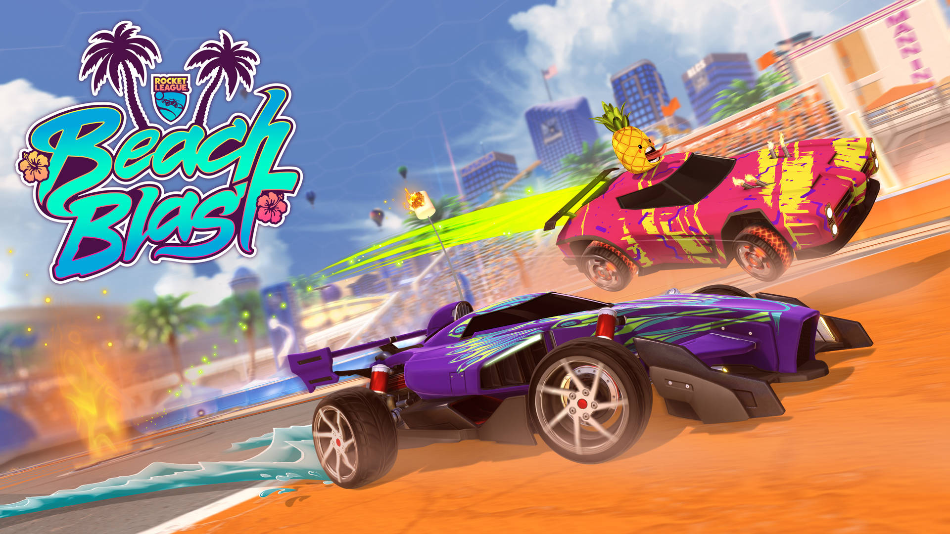 衝向天空！Rocket League：沙灘大賽——最頂尖的Rocket League電競體驗！ 壁紙 — 兩輛充滿活力的賽車沿著海灘賽道疾馳，背景有棕櫚樹和城市天際線。