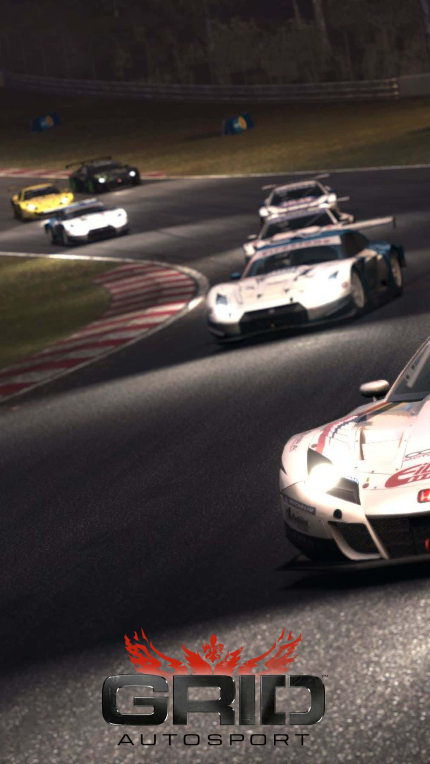 衝向終點 — Android Grid Autosport 壁紙 — 夜間賽車場景，多輛高速跑車在人造燈光下於濕滑的瀝青賽道上急轉彎。