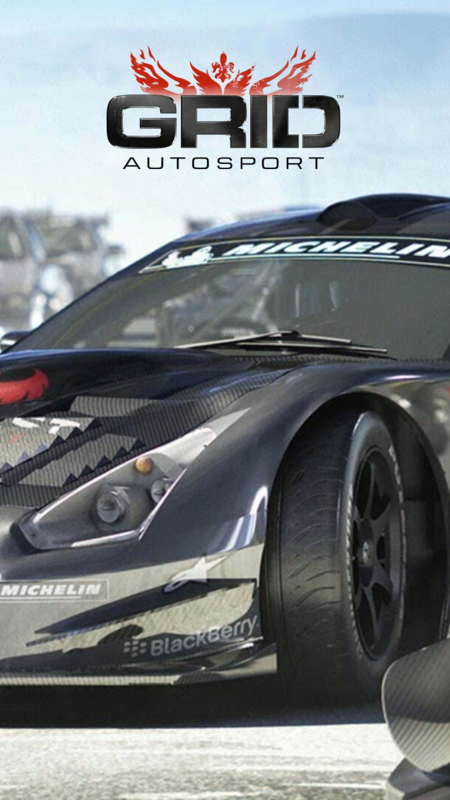 衝向終點線 — Android Grid Autosport 壁紙 — 一輛時尚的黑色賽車，帶有碳纖維細節和米芝蓮品牌，在明亮的日光下主導賽道。