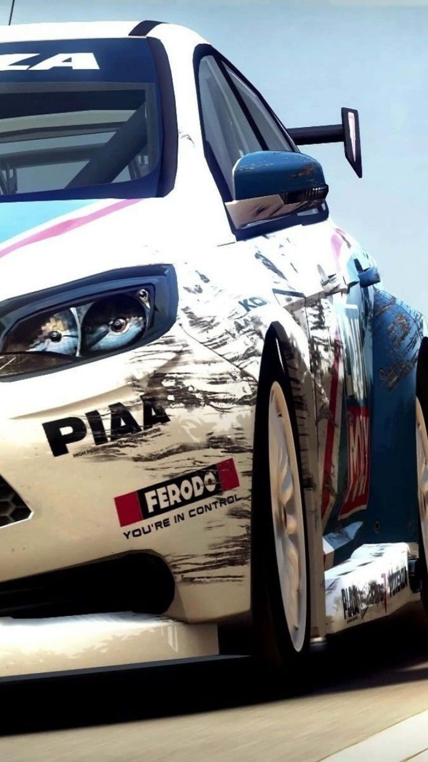 衝向終點線 — Android Grid Autosport 壁紙 — 一輛帶有PIAA和Ferodo貼紙的白色賽車在明亮的日光下沿著賽道飛馳。