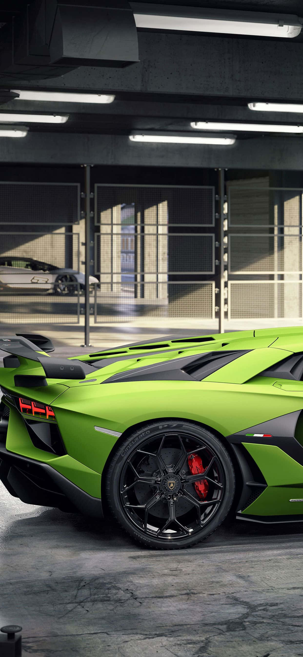 衝向終點線 壁紙 — 一輛充滿活力的青檸綠色林寶堅尼 Aventador SVJ 停放在現代工業風車庫中，帶有時尚的黑色飾邊和紅色制動卡鉗。