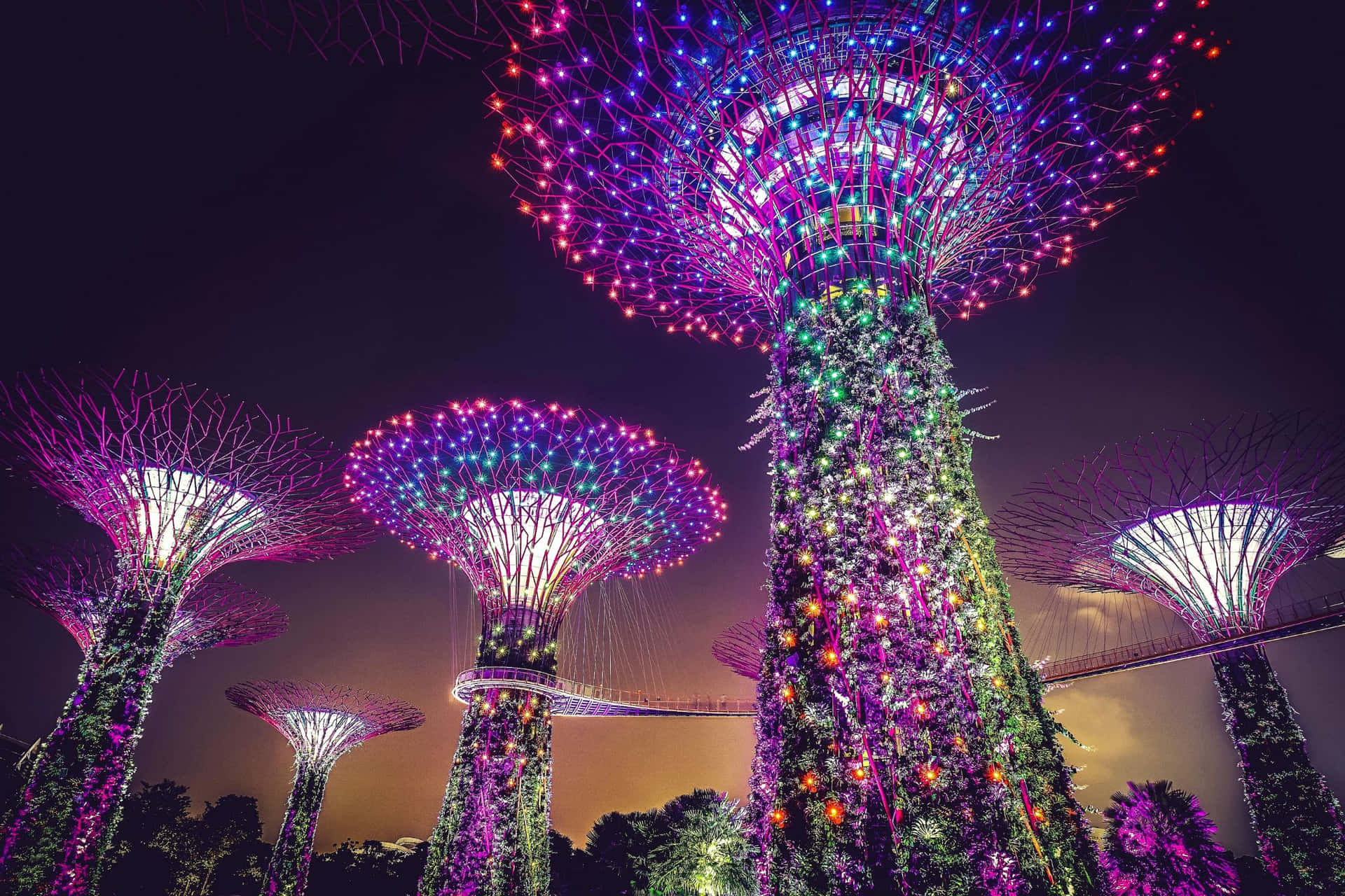 未來主義城市公園中夜間發光的人造樹木。