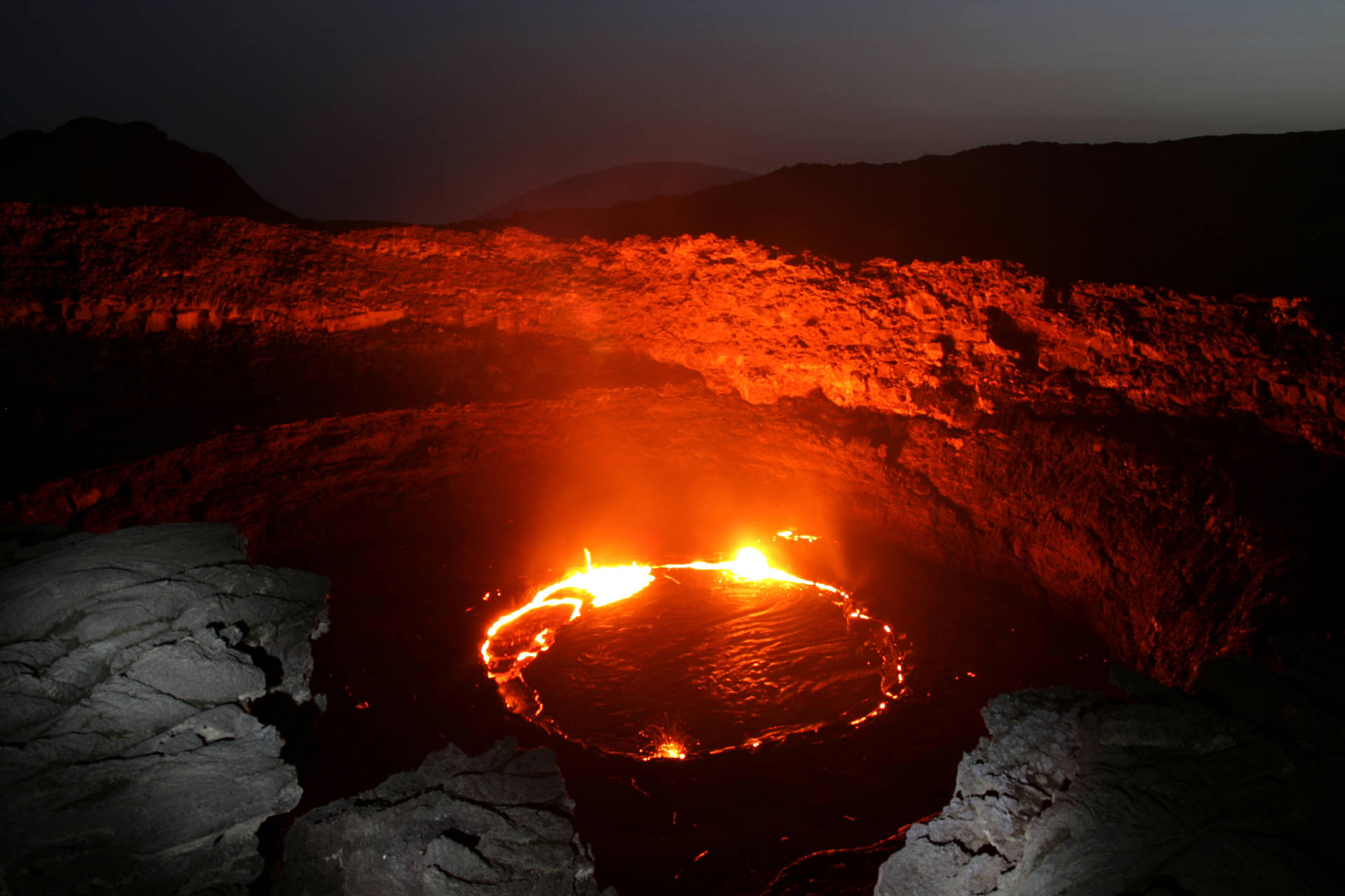 夜間火山口內發光的熔岩湖