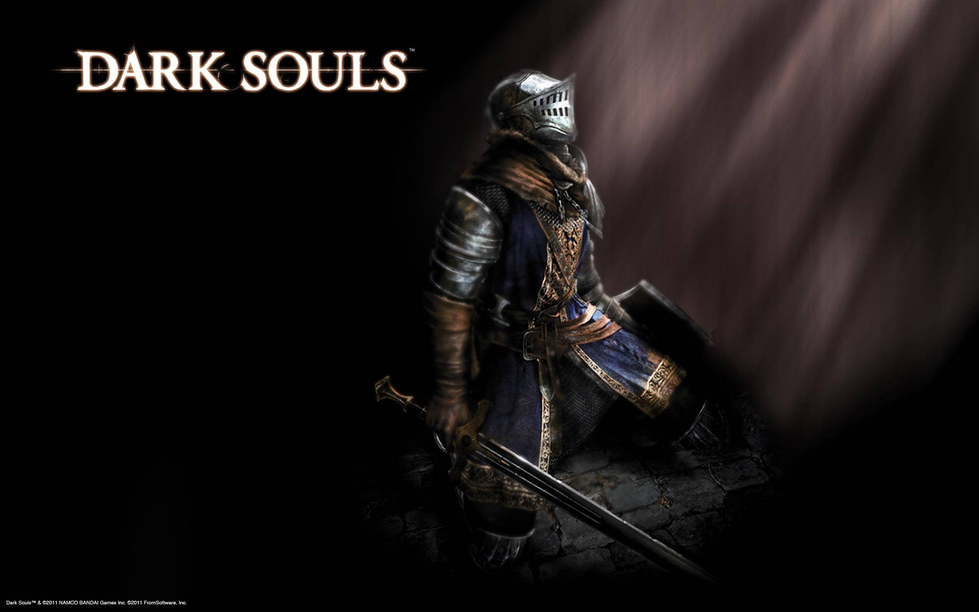 一名身穿暗色盔甲的騎士在 Dark Souls 的昏暗場景中持劍跪地。