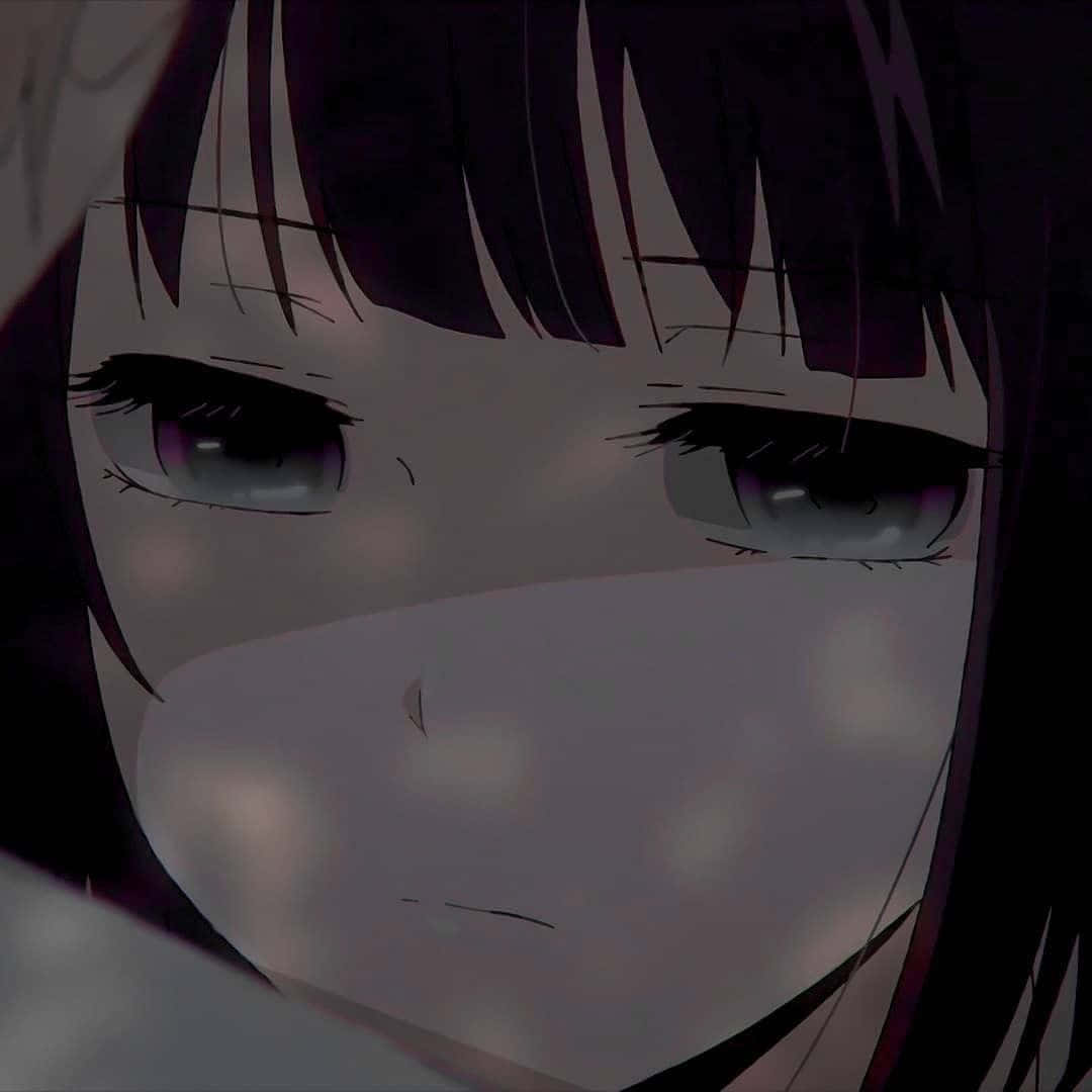 動漫女孩，深色頭髮，紫色眼睛，場景昏暗。