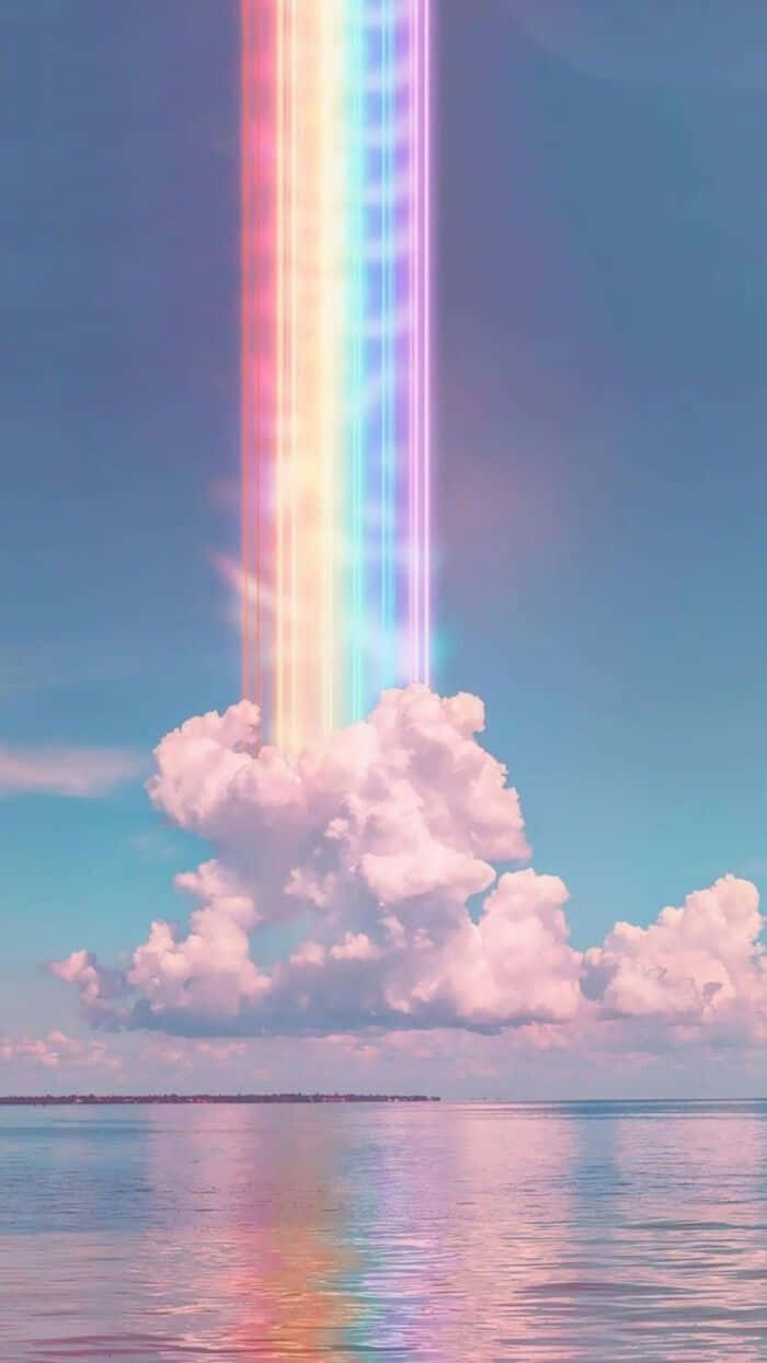 一道彩虹光束從雲層射向天空，下方是平靜的海洋。