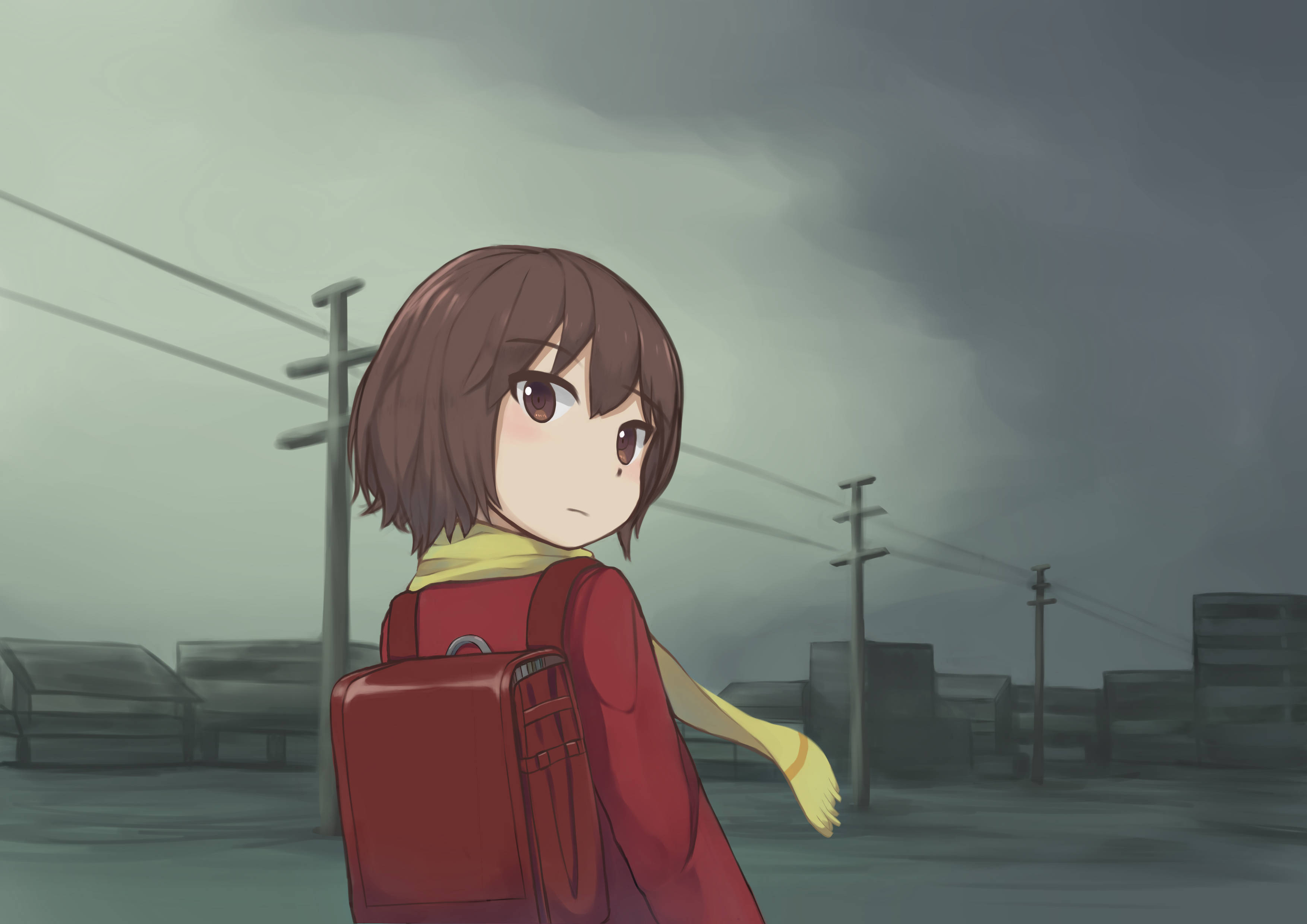 《被抹去的名前》主角 壁紙 — 一個年輕的動漫女孩背著紅色背包，獨自站在風暴天空下沉悶的城市荒地中。
