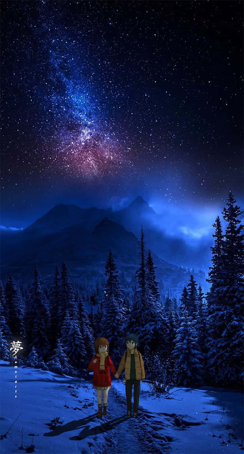 兩個動漫角色喺星空下嘅雪地森林中拖住手。