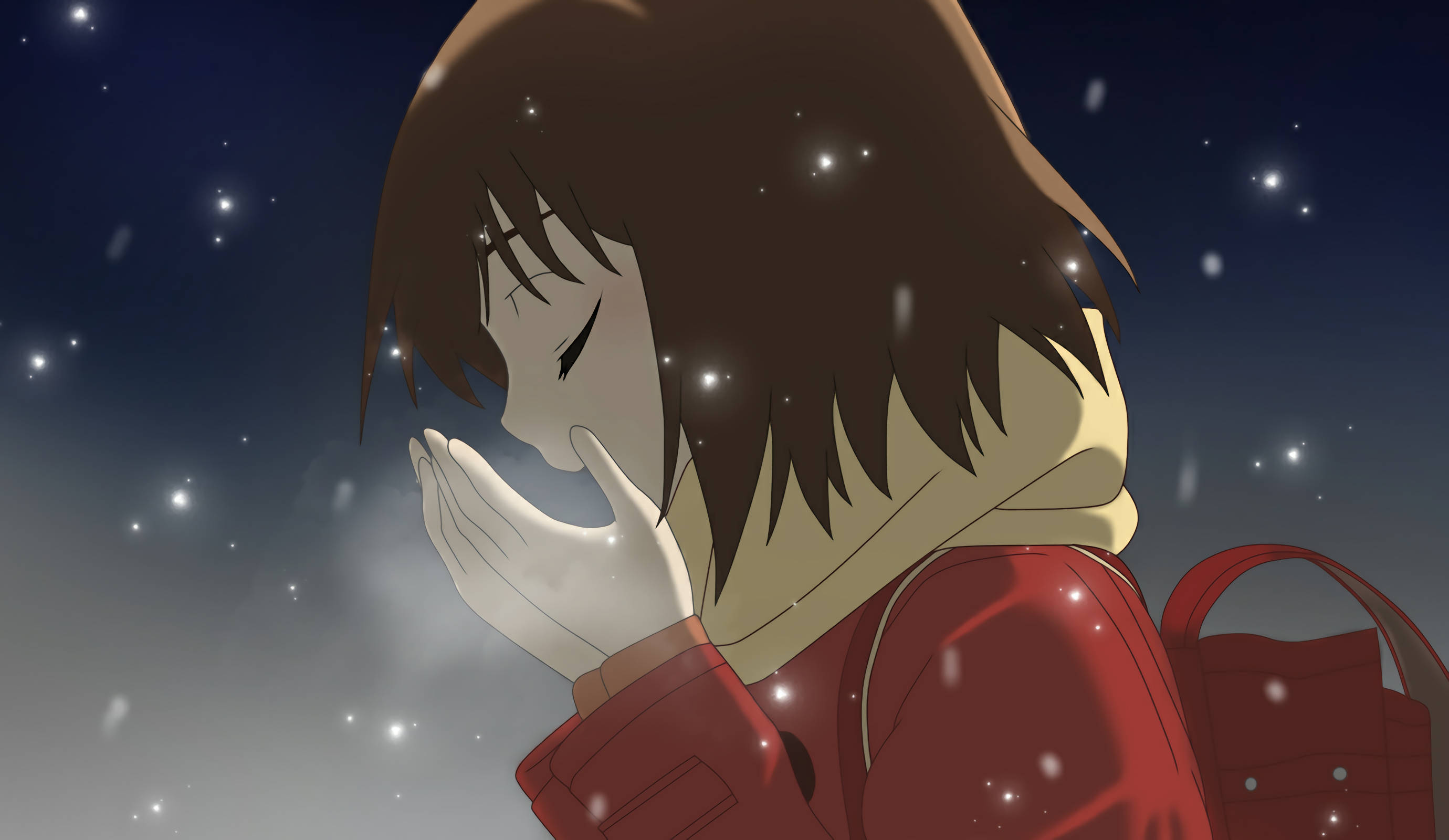 《被抹去的名喚》星夜下的女子 壁紙 — 一個穿著紅色外套的年輕動漫女孩，雙手靠近臉龐，仰望星空下飄落的雪花。