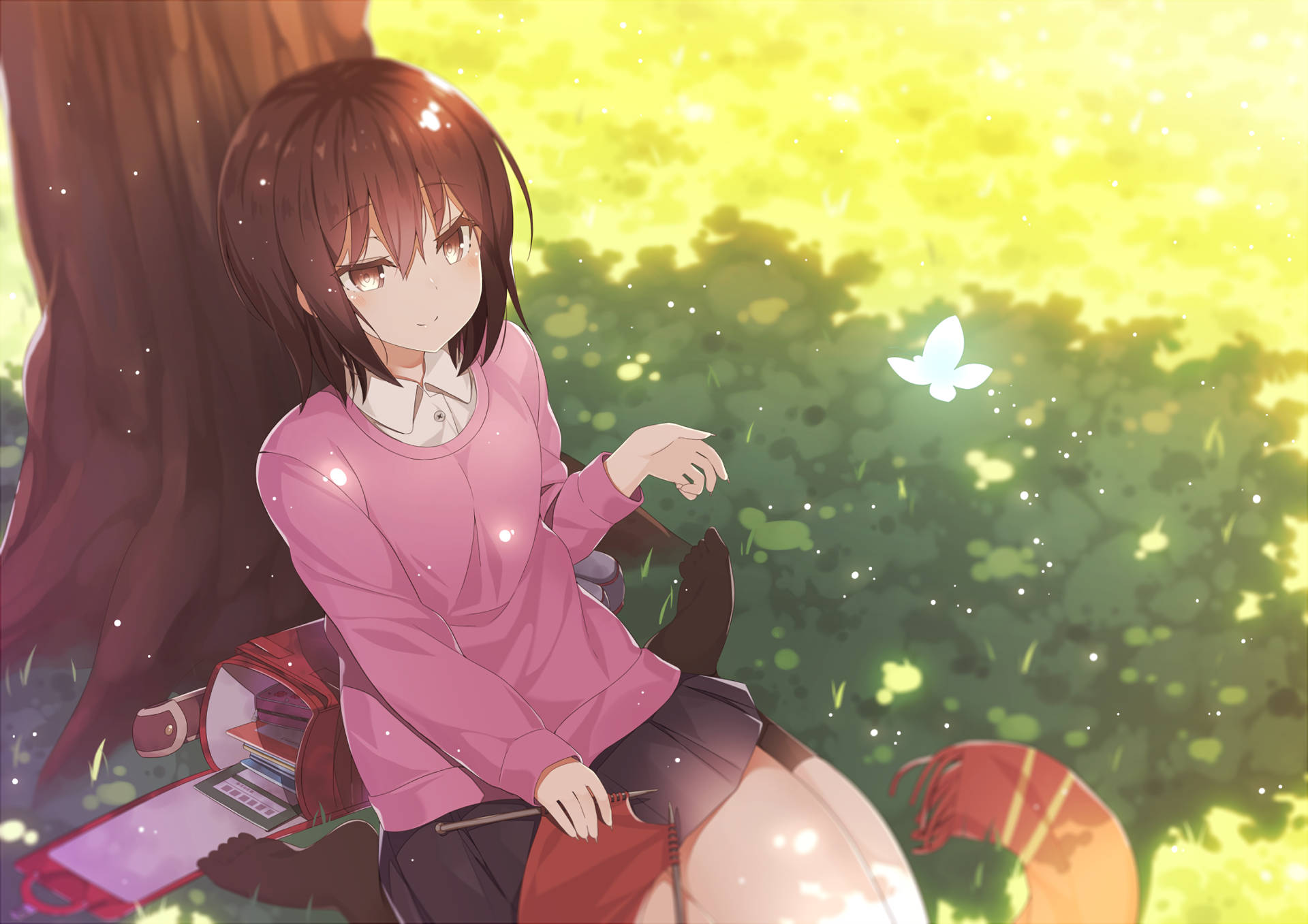 《被抹去的名喚》晴日少女 壁紙 — 一個穿著粉紅色毛衣的年輕動漫女孩坐在樹旁，一隻發光的蝴蝶在陽光明媚的森林中在她附近飛舞。