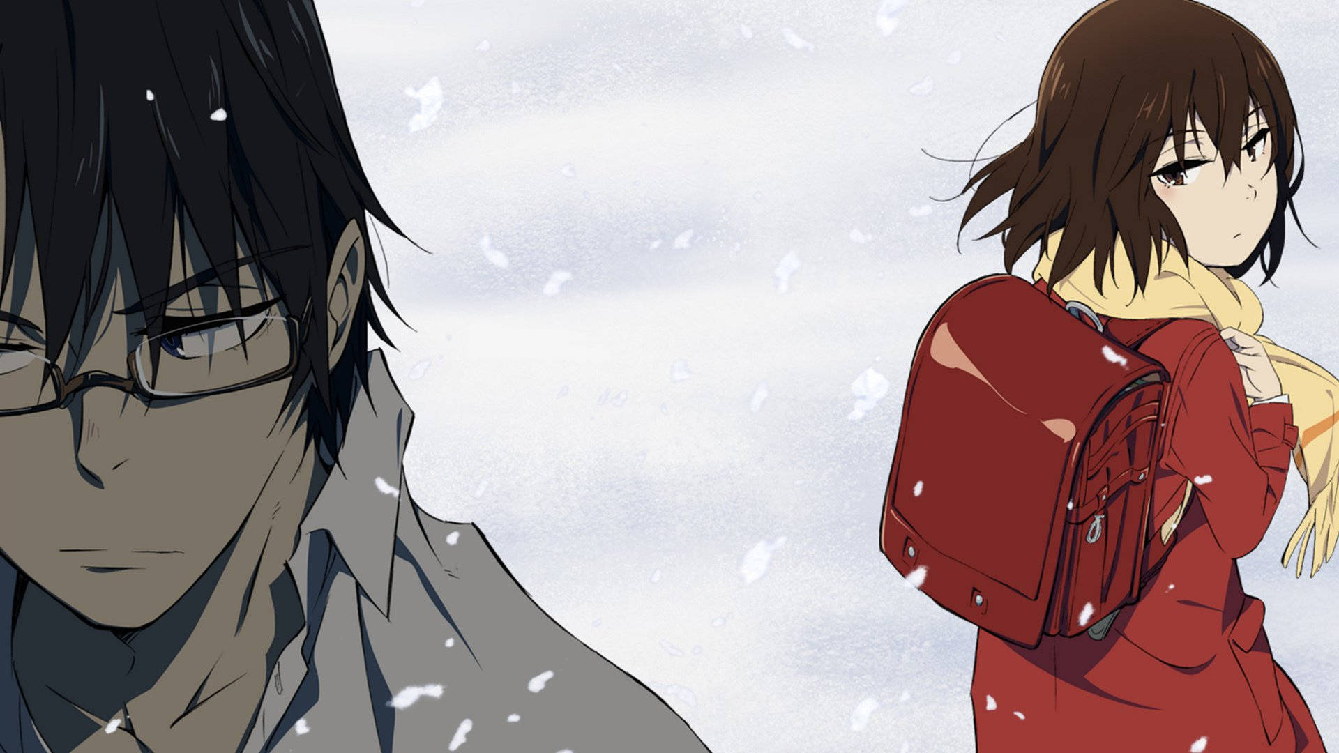 《被抹去的男孩》中的對立角色 壁紙 — 兩個動漫角色在飄雪中分開站立，一個戴眼鏡，另一個穿紅色外套和揹背包。