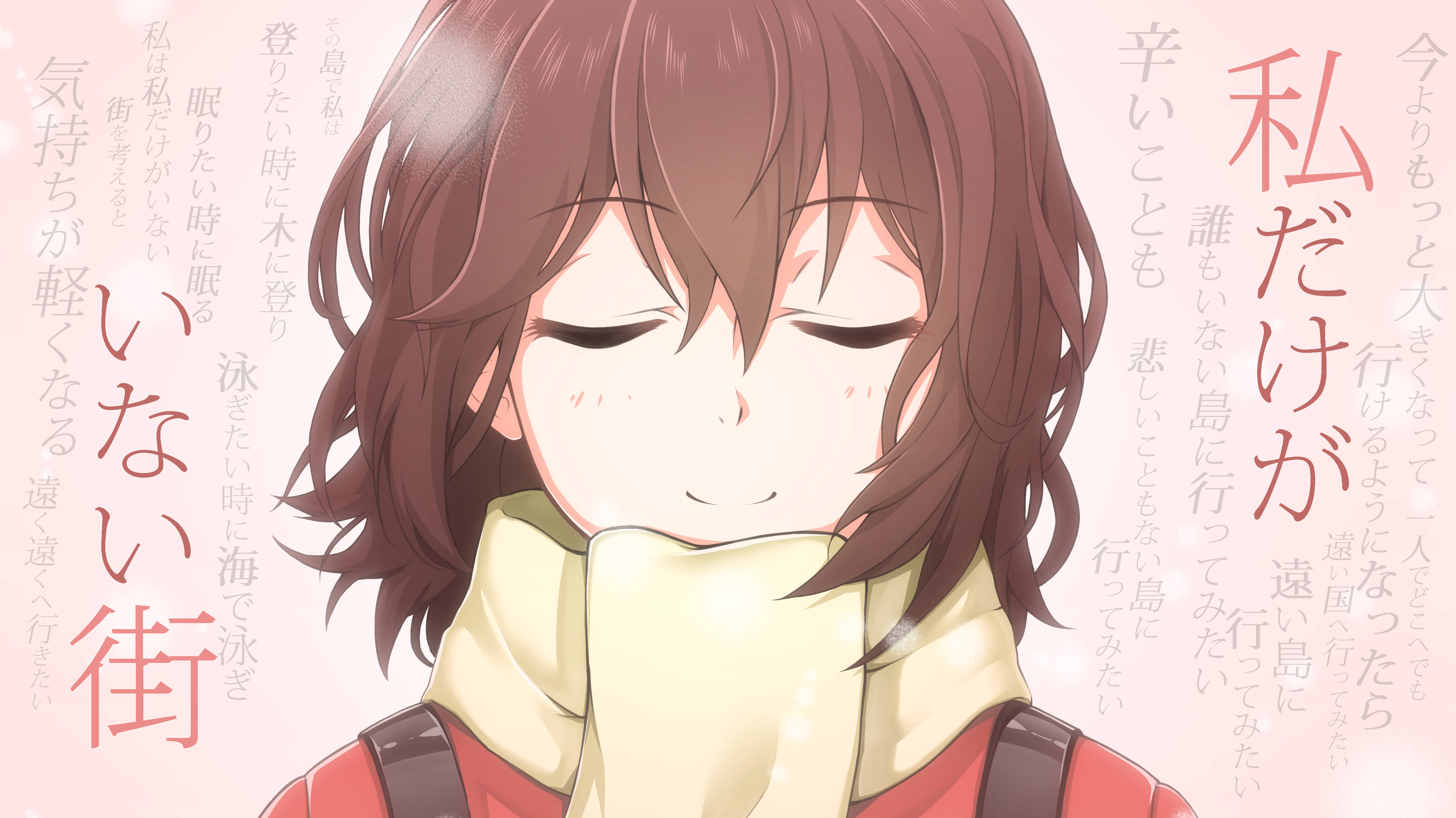 《被抹去的男孩》中的少女 壁紙 — 一位平靜的動漫女孩，棕色頭髮，閉著眼睛，戴著黃色圍巾，在柔和的粉紅色背景上帶有日文字，溫柔地微笑。