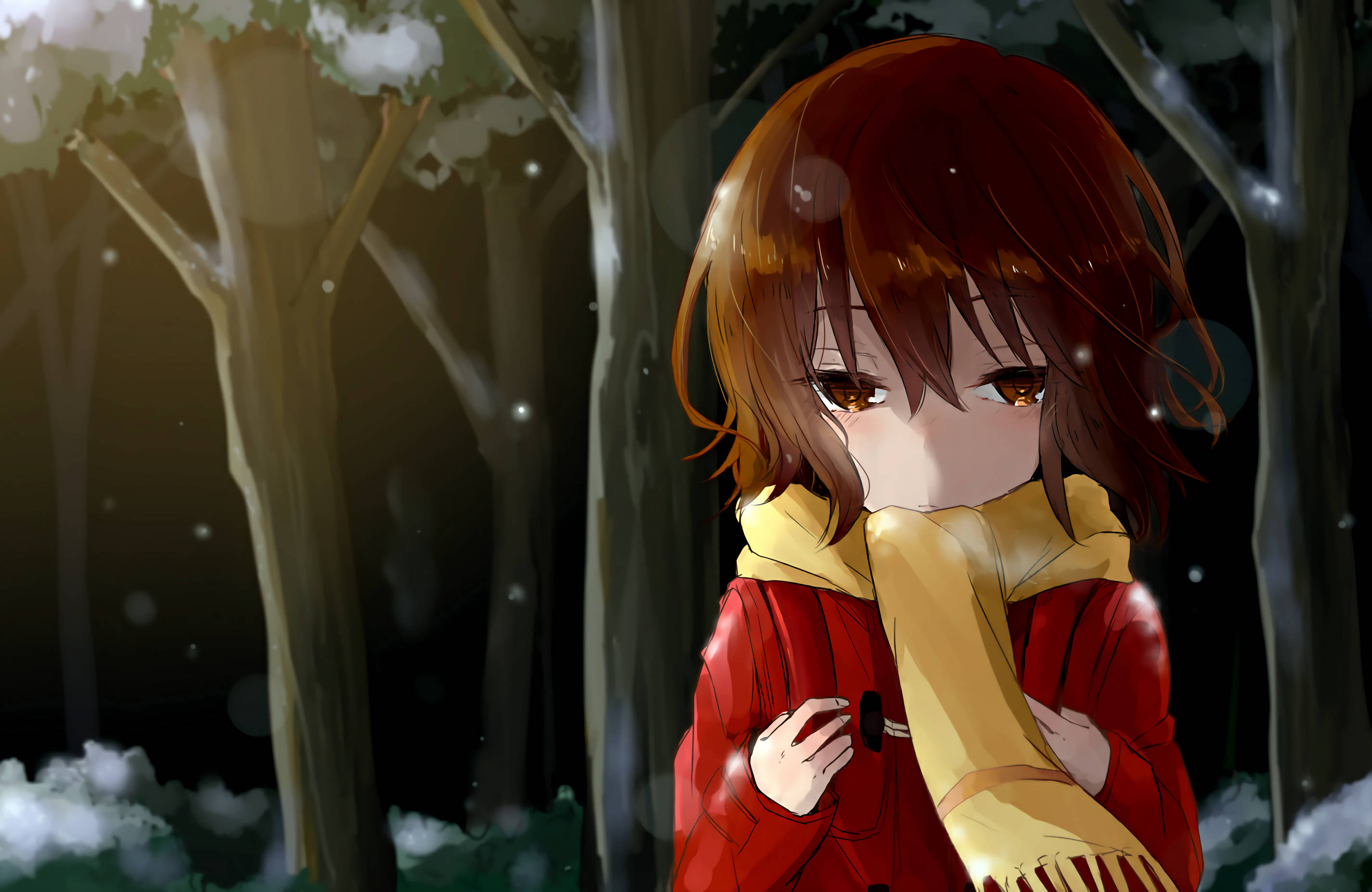 《被抹去的男孩》主角 壁紙 — 一個年輕的動漫女孩，穿著紅色外套和黃色圍巾，在夜晚的雪地森林中蜷縮著，雪花飄落在她周圍。