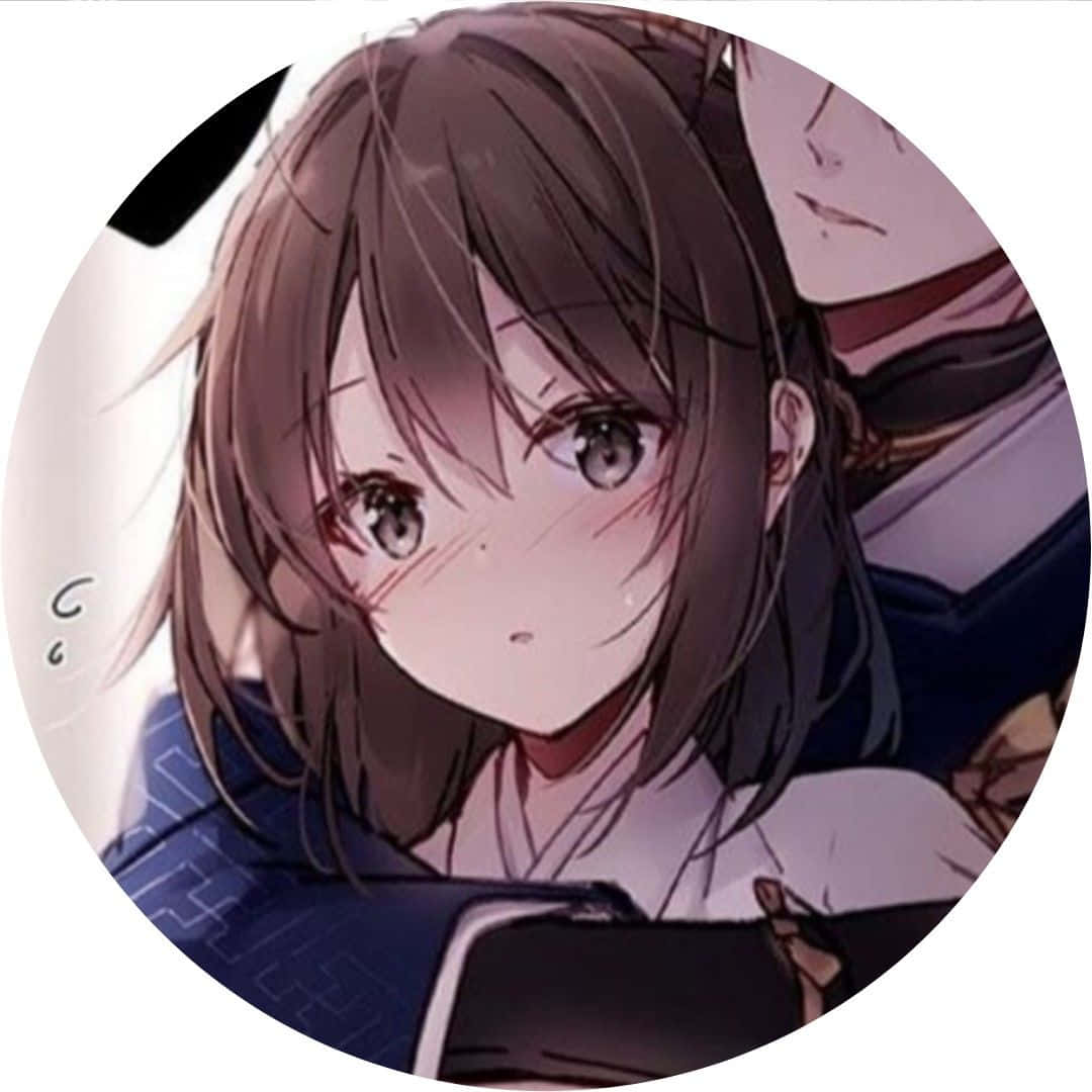 被擁抱的可愛女孩相配情侶頭像 壁紙 — 一個棕髮大眼動漫女孩的特寫，她害羞地向前看，同時拿著一本書。