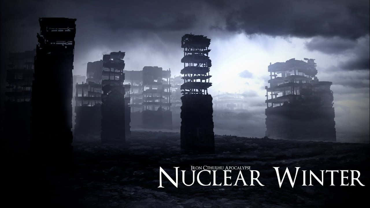 Nuclear Winter 桌布 壁紙 — 被毀滅城市的剪影廢墟聳立在暴風雨的灰色天空下，霧氣在荒蕪的大地上翻滾。