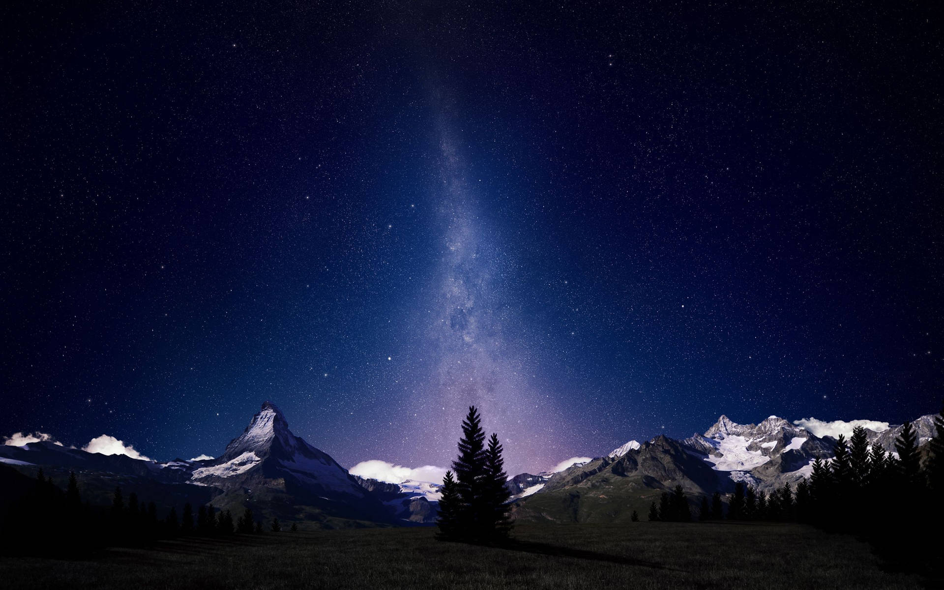 雪山在星空下，銀河可見。