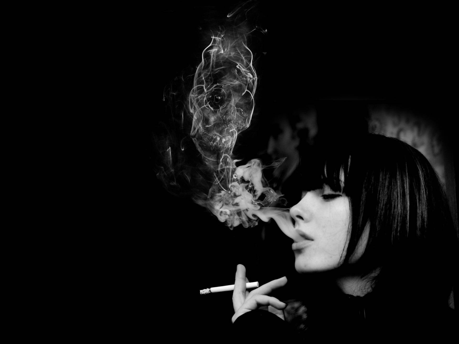 女性在黑白照片中呼出骷髏形狀的煙霧。