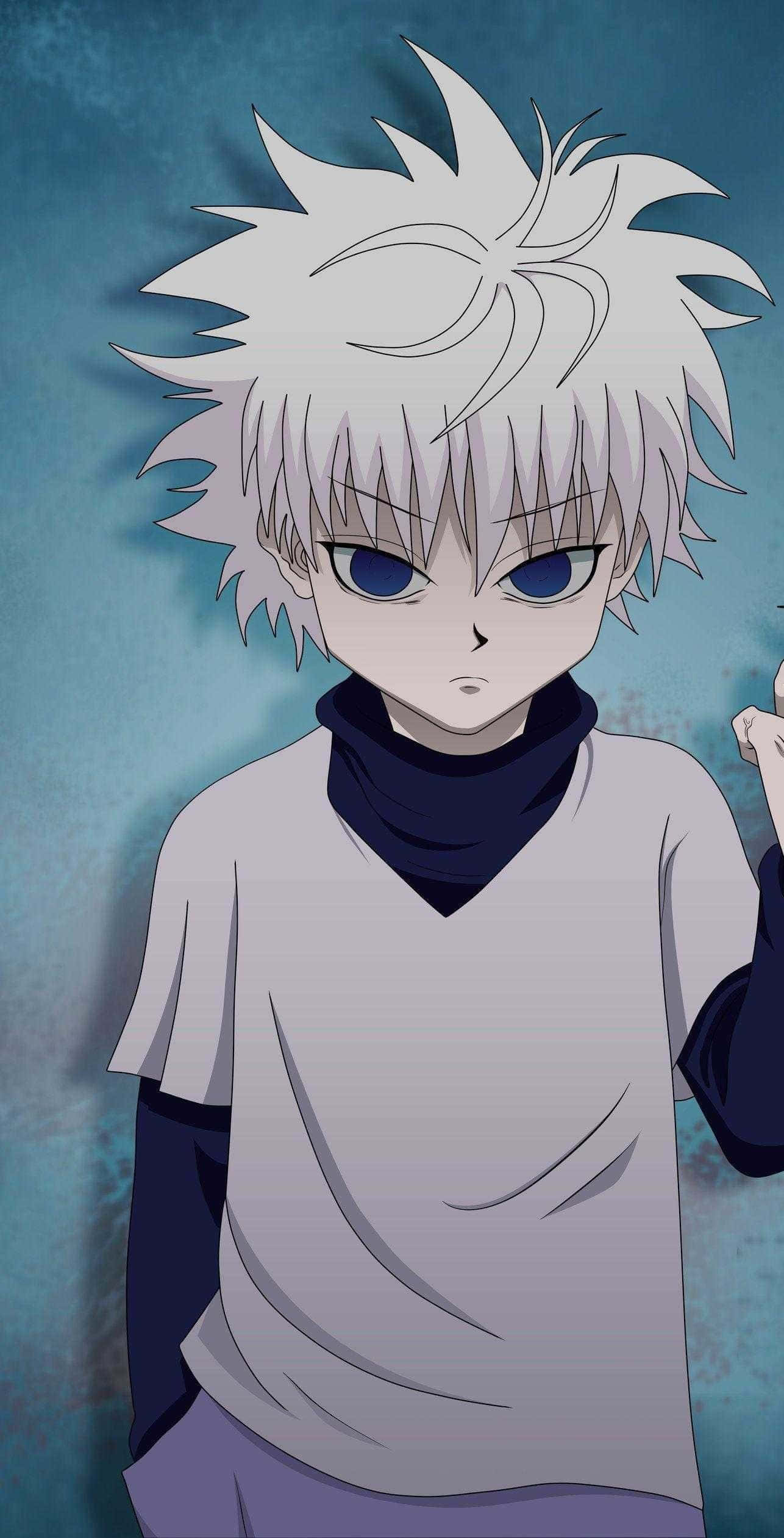 被選中的英雄 - Killua 壁紙 — 白色尖刺頭髮的動漫男孩，擁有強烈的藍色眼睛，穿著分層服裝，在帶有紋理的青綠色背景前直視前方。