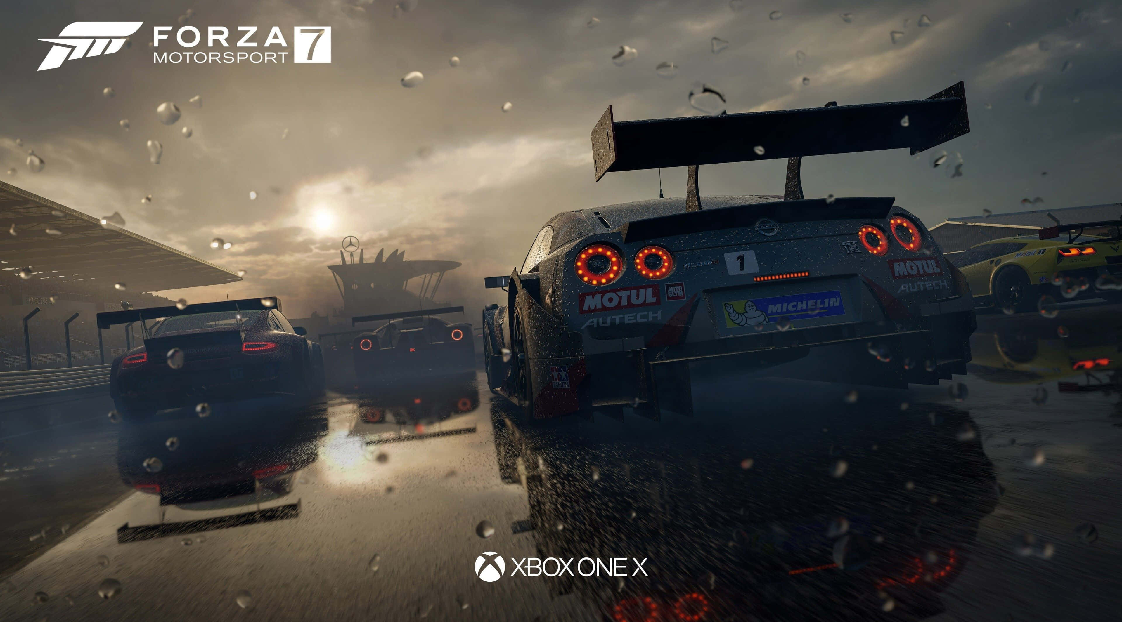 Forza F1 2017 - Xbox One 壁紙 — 被雨水浸濕的賽車，紅色尾燈閃爍，在陰暗多雲的天空下，於暴風雨的賽道上疾馳。