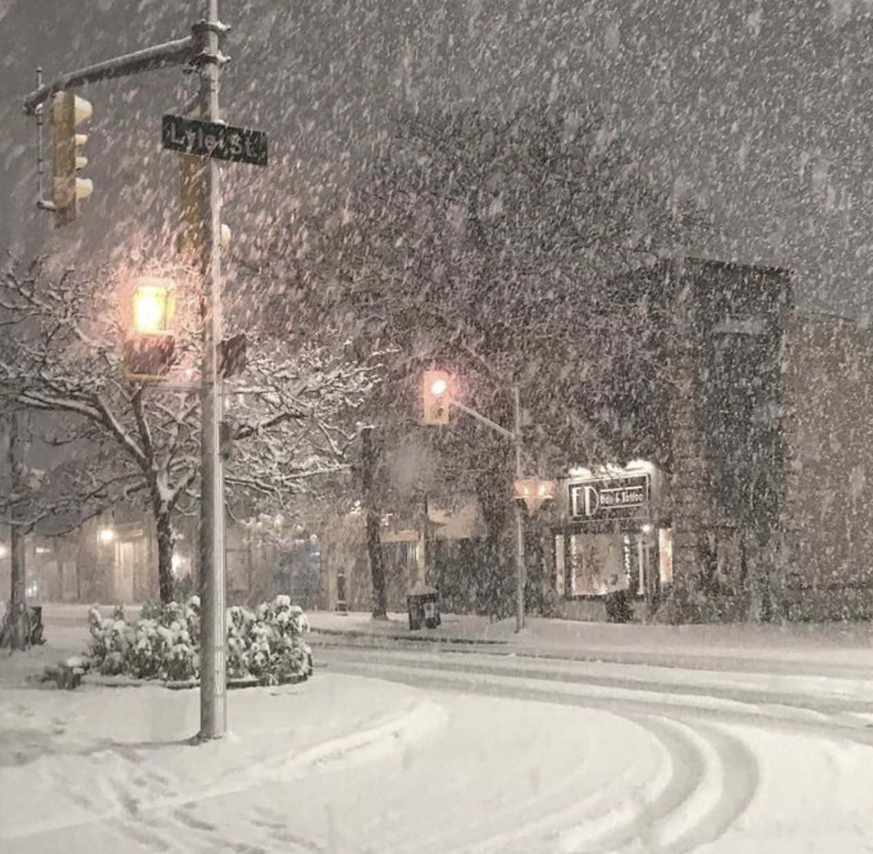 被雪覆蓋的街道與街燈 壁紙
