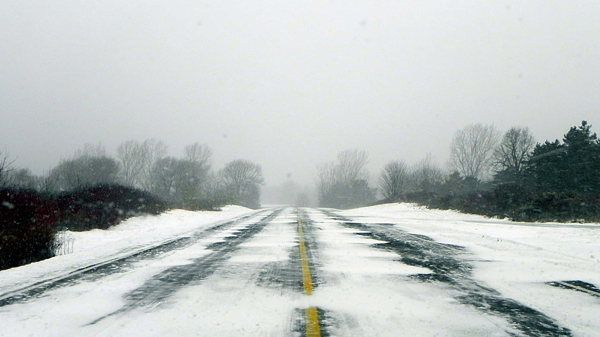 被雪覆蓋的道路 壁紙