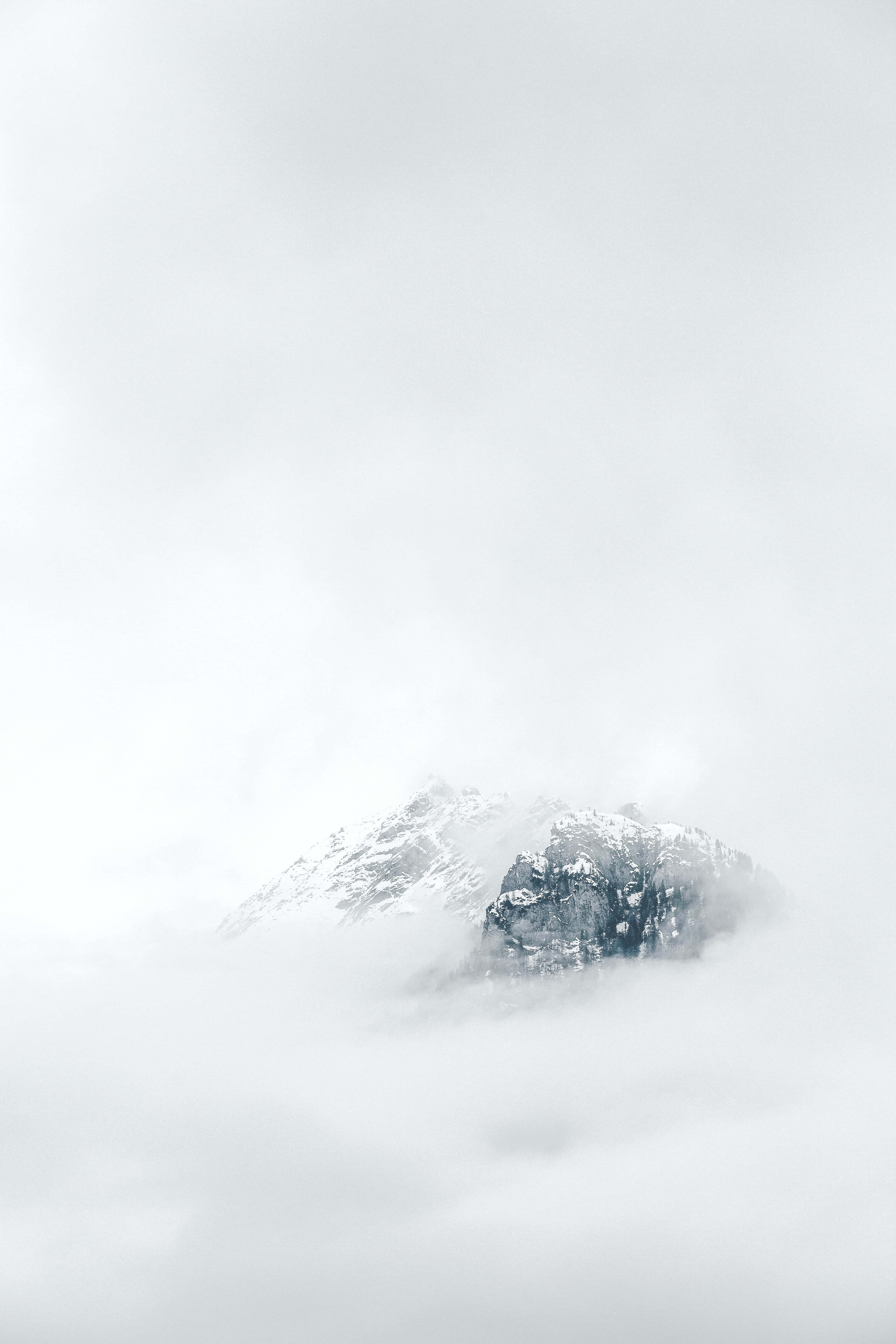被雲霧環繞的山峰，山頂積雪 壁紙