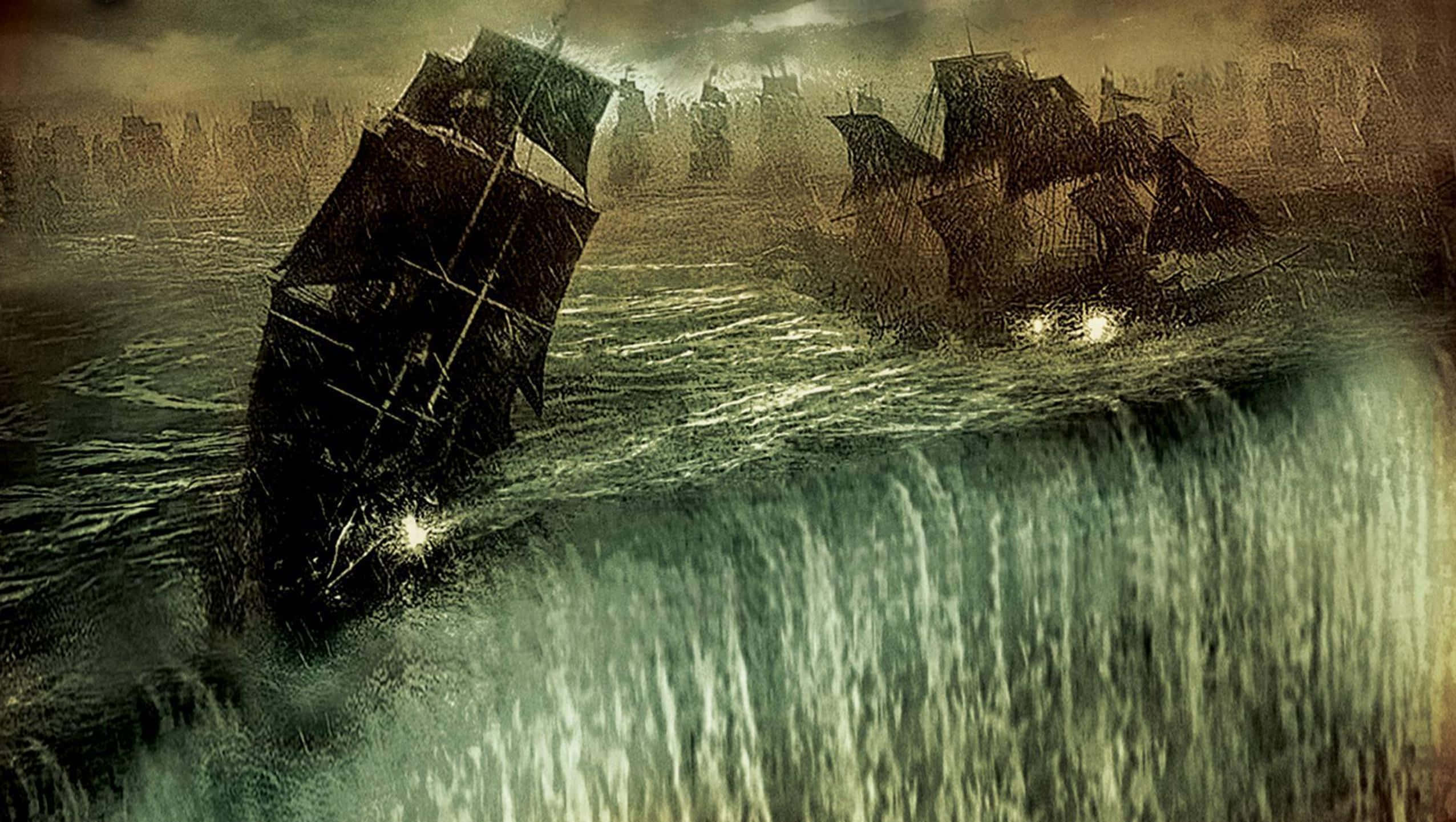 Pirates Of The Caribbean 桌布 壁紙 — 被風暴吹襲的帆船在陰沉天空下與洶湧大海搏鬥，遠方城市輪廓隱約可見。