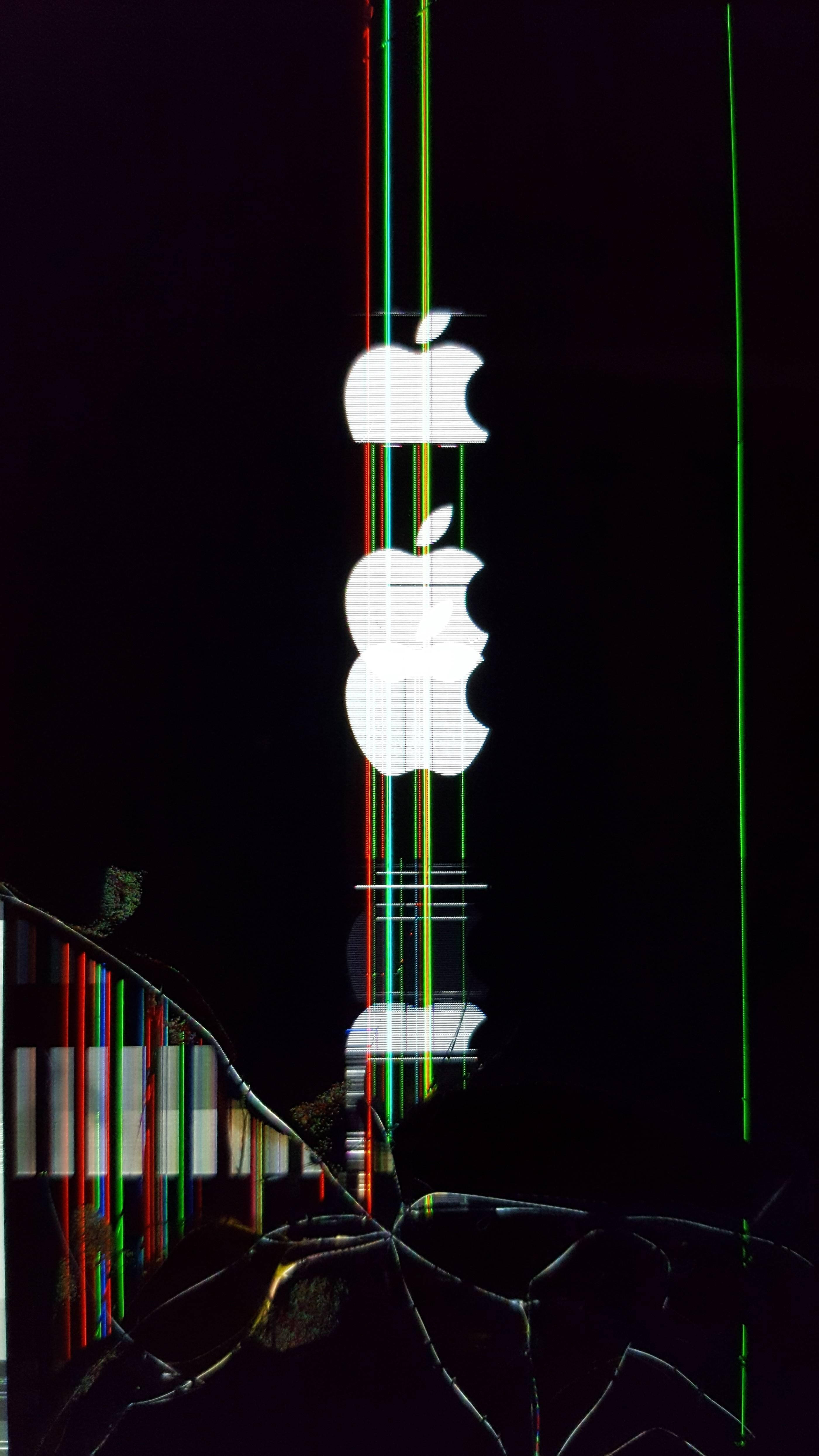 裂紋蘋果螢幕酷炫iPhone設計 壁紙 — 三個發光的Apple標誌垂直堆疊在黑暗的屏幕上，帶有彩色垂直掃描線和破裂的前景。