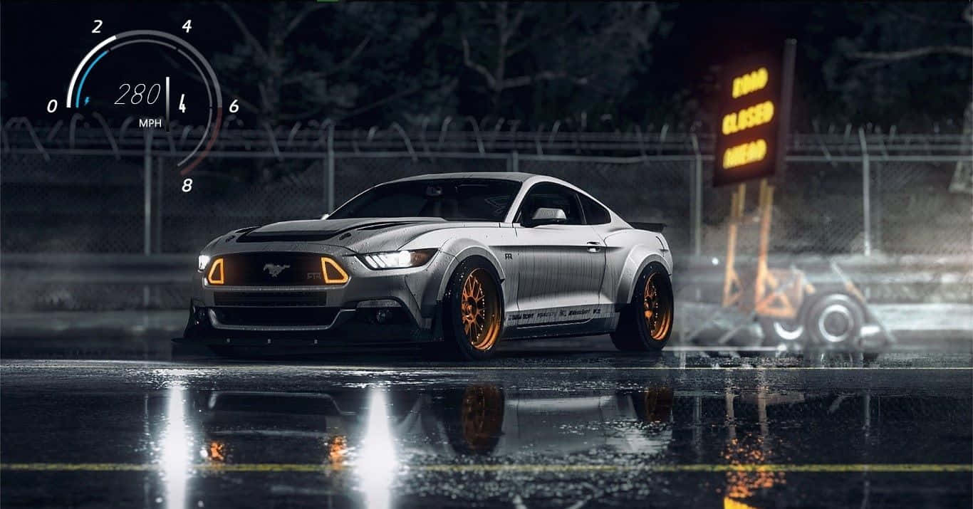 裝備好、熱車，駕駛《Need for Speed Payback》 壁紙 — 一輛銀色野馬跑車配橙色輪圈，在閃爍的「ROAD CLOSED AHEAD」標誌下，於雨濕的夜街飛馳。