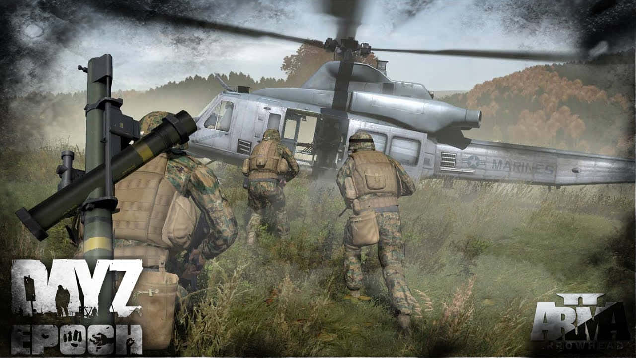 士兵在霧氣瀰漫的森林中登上軍用直升機。