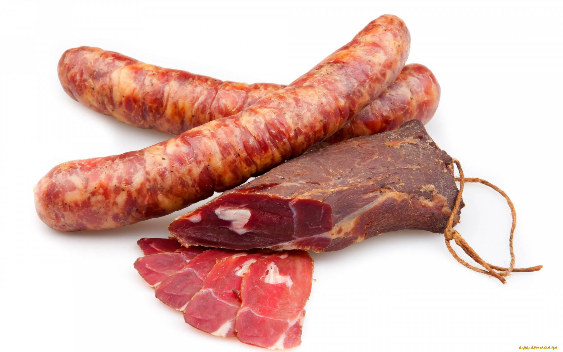 香腸醃肉和切片火腿在白色背景上