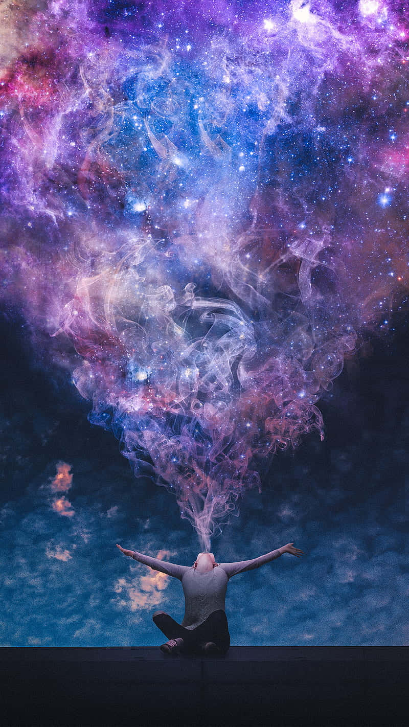一個人張開雙臂冥想，同時彩色星系從他們的頭部出現。