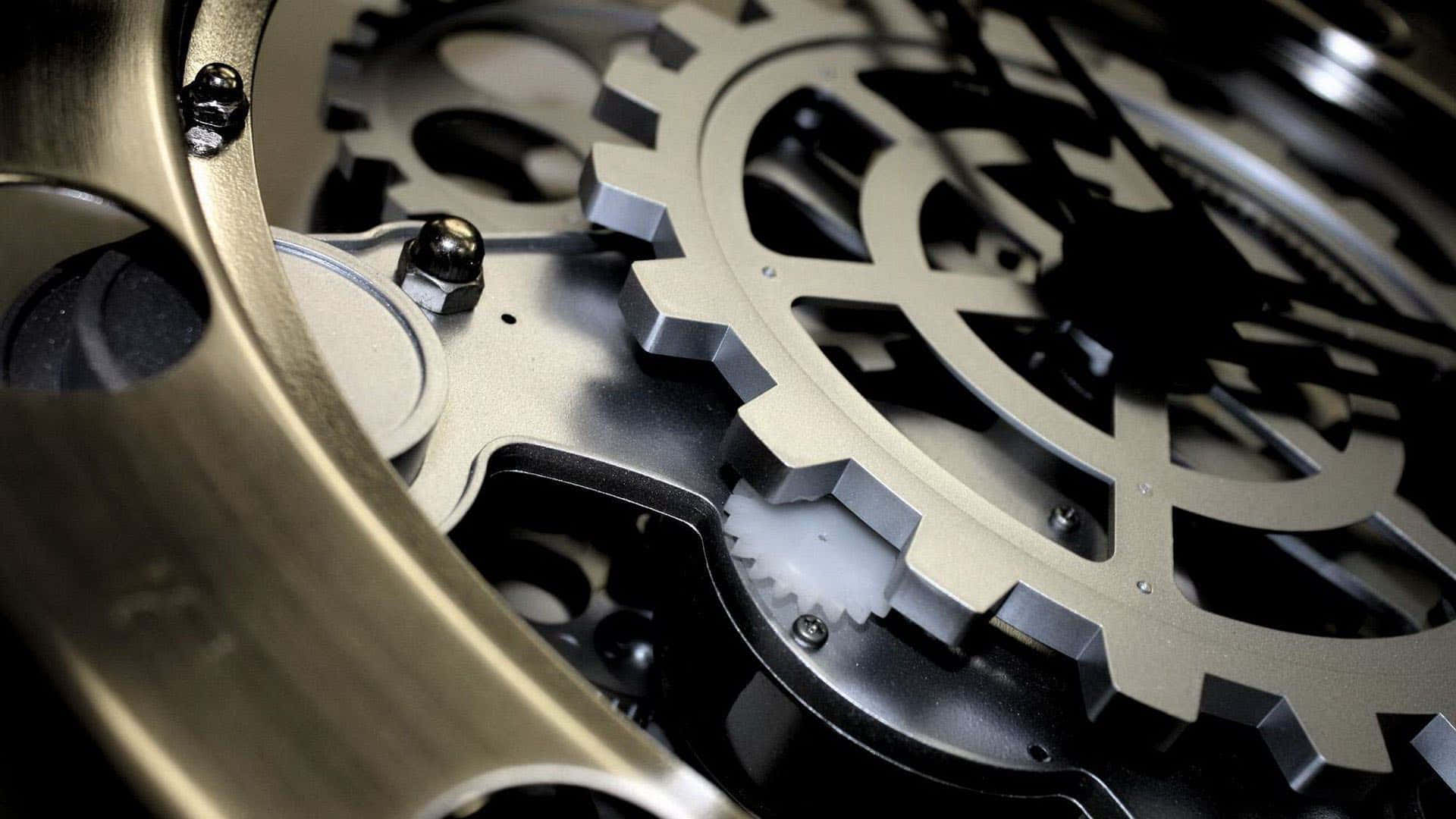 Machine 桌布 壁紙 — 複雜金屬齒輪和螺絲的特寫，具有銳利對焦和淺景深。