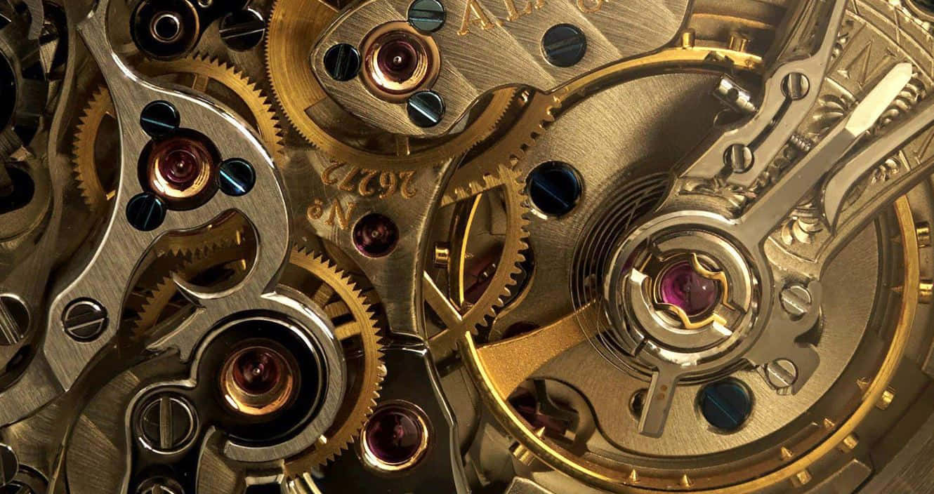 Machine 桌布 壁紙 — 複雜金色手錶齒輪和寶石的近距離特寫，具有拋光金屬質感和溫暖照明。