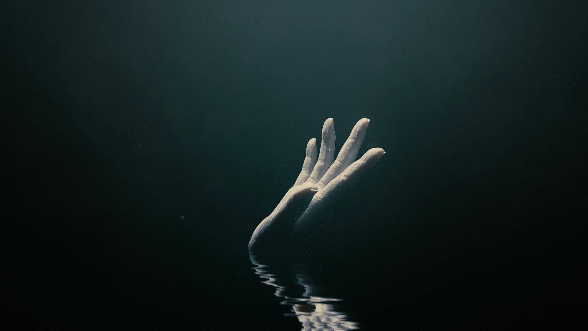 西世界第三季封面 壁紙 — 一隻蒼白的手從暗水中向上伸出，下方有微弱的倒影閃爍。