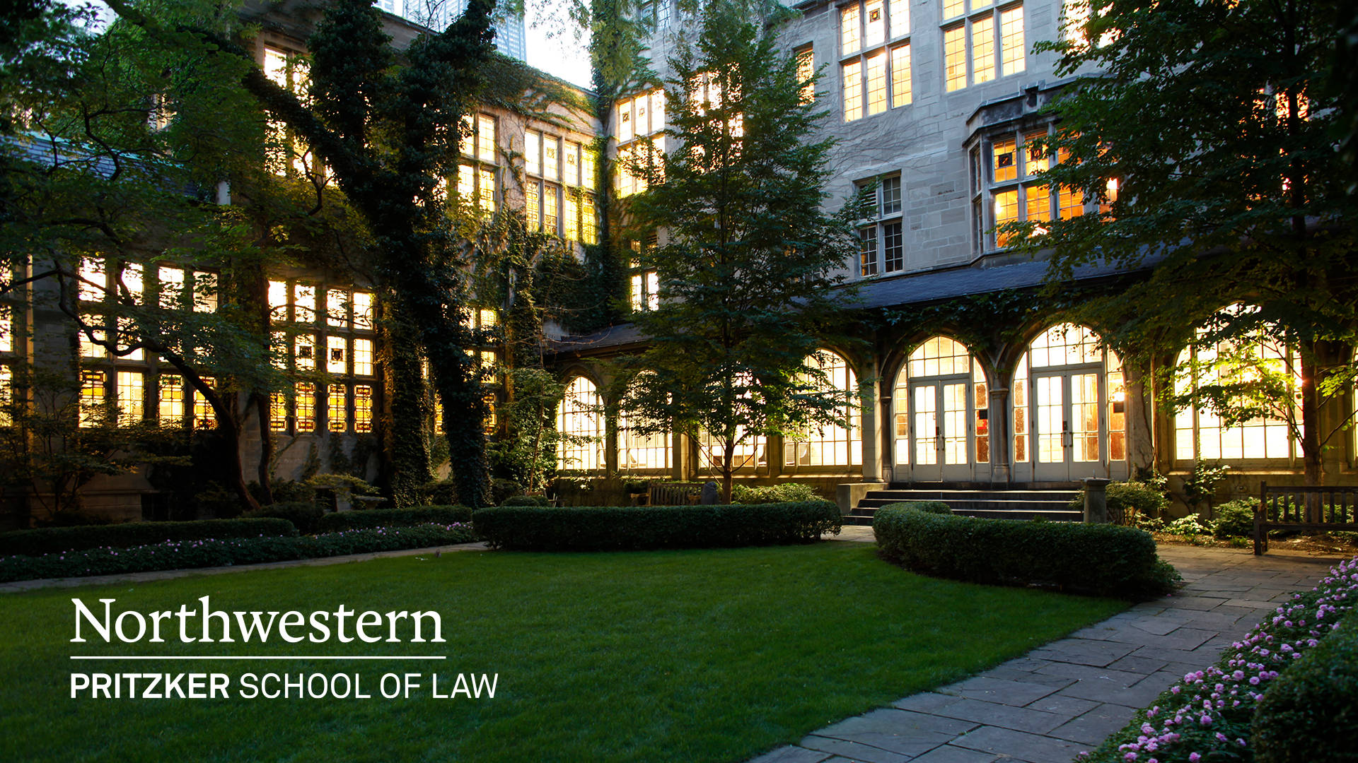 大學庭院，擁有爬滿常春藤的石造建築和黃昏時閃爍的窗戶。