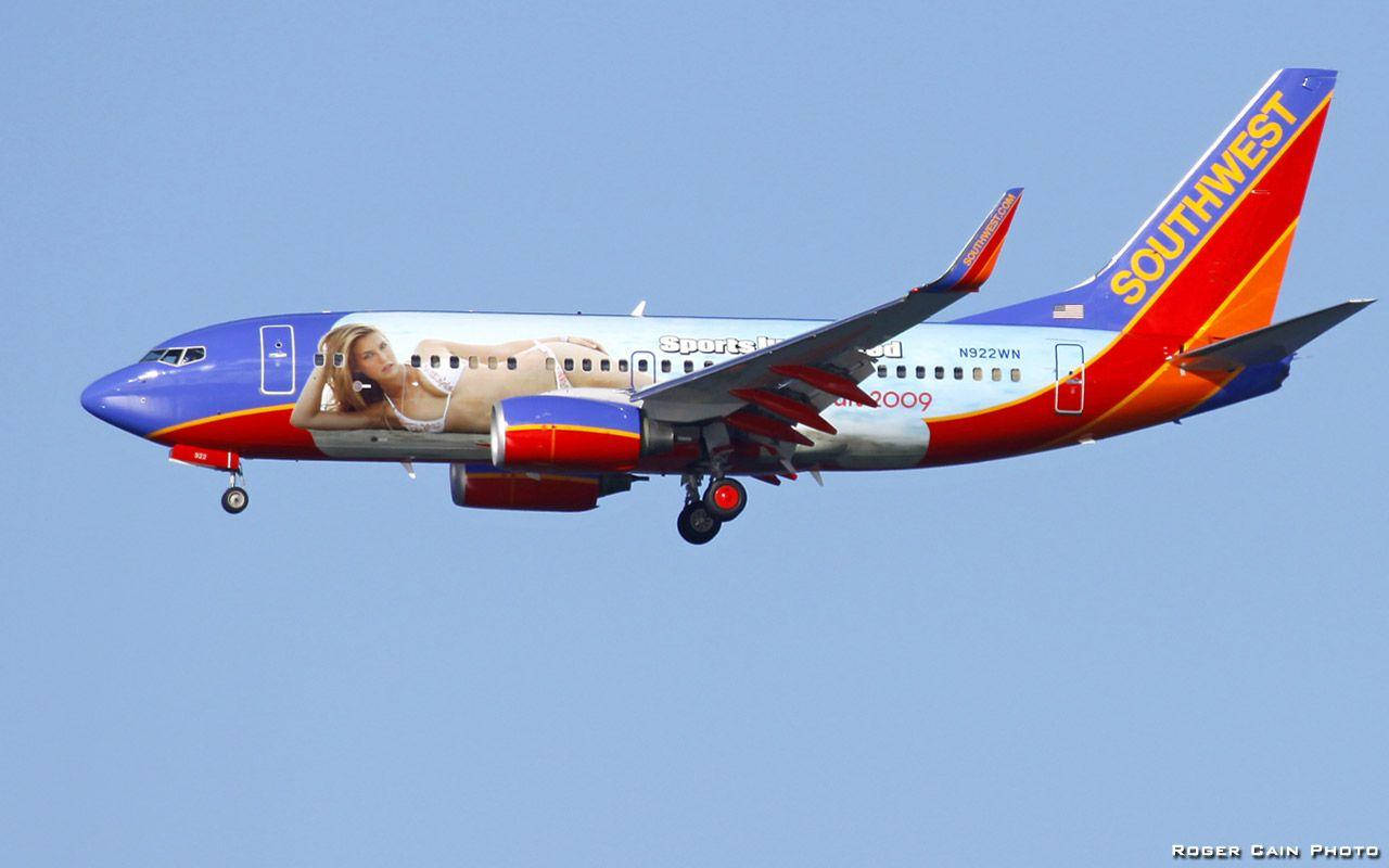 西南航空飛機帶有女性廣告在藍天飛行
